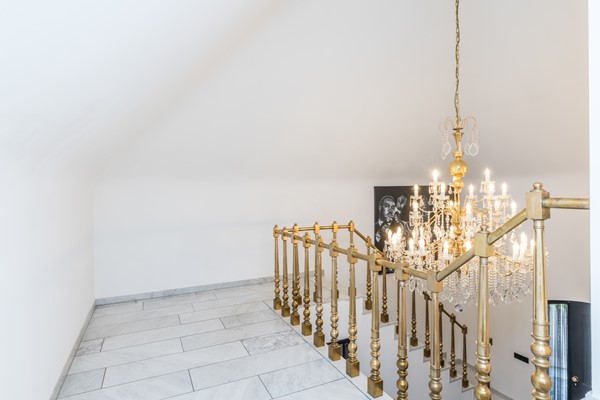 Foto - Te koop: Op een schitterende en rustige locatie in de geliefde villawijk "Moltbos" staat deze stijlvolle, vrijstaande villa met een uitzonderlijk royaal woonoppervlak.